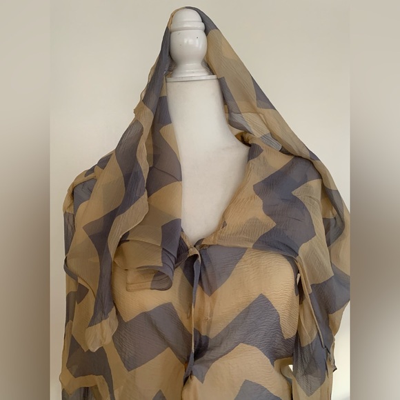 CHANEL
chevron print silk cape style blouse size M
Made in France - Picture 9 of 16